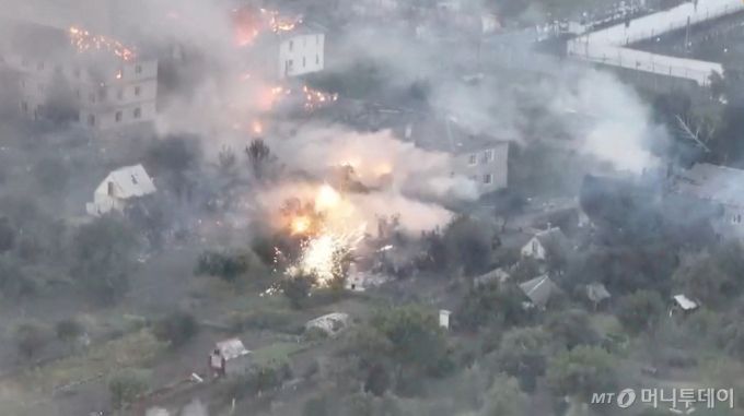 지난해 8월 러시아 쿠르스크주의 말라야 로크냐에서 러시아군과 우크라이나군이 전투를 치르고 있다. / 로이터=뉴스1