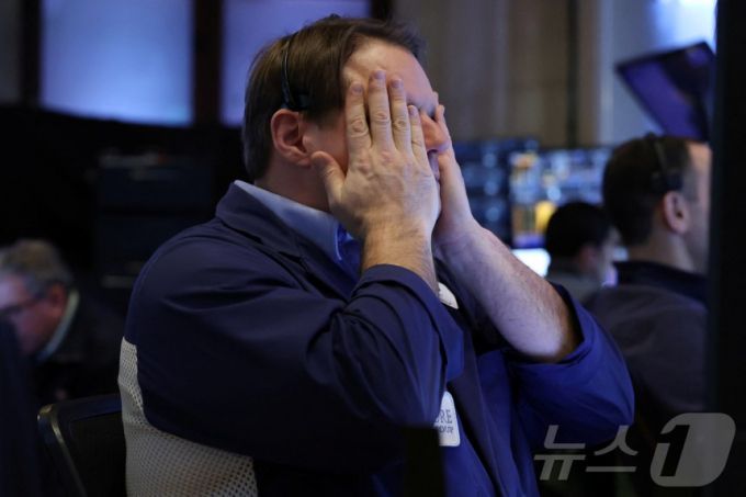 주가 급락에 얼굴의 감싸고 있는 미증시 트레이더. /사진=뉴스1(로이터)