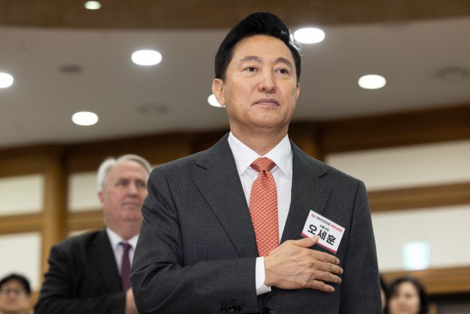 오세훈 서울시장이 11일 오전 서울 여의도 국회 의원회관에서 열린 국회무궁화포럼 제6회 토론회에서 국민의례를 하고 있다. /사진=뉴스1