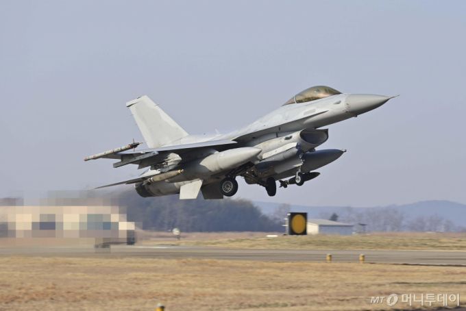 지난 1월23일 경기 포천 승진훈련장에서 열린 혹한기 공지합동 및 통합화력운용 훈련에서 MK-82 폭탄을 장착한 KF-16 전투기가 이륙하고 있는 모습. / 사진=공군