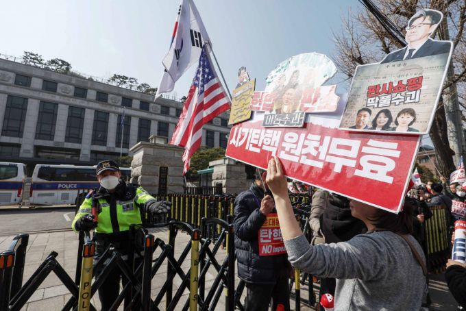 윤석열 대통령 지지자들이 11일 서울 종로구 헌법재판소 앞에서 윤 대통령에 대한 탄핵 각하를 촉구하며 농성을 하고 있다./사진=뉴스1