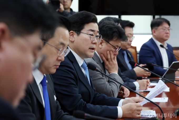 [서울=뉴시스] 고승민 기자 = 박찬대 더불어민주당 원내대표가 11일 서울 여의도 국회에서 열린 원내대책회의에서 발언하고 있다. 2025.03.11.