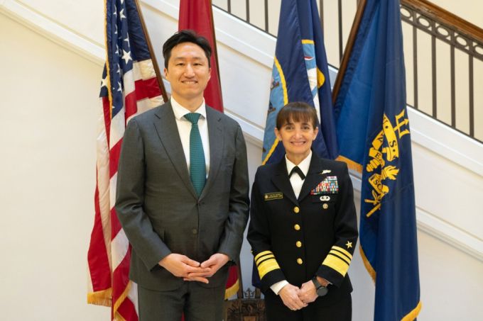 정기선 HD현대 수석부회장(왼쪽)이 7일(금) 미국 해군사관학교를 방문해 이벳 M. 데이비스(Yvette M. Davids) 교장(오른쪽)과 기념사진을 촬영하고 있다.