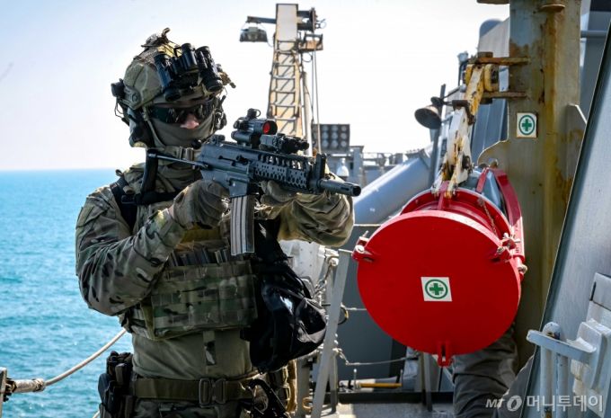 지난 11일 서해 가거도 서북방 해상에서 자유의 방패 연습의 일환으로 진행된 대량살상무기(WMD) 해양확산차단 훈련에서 해군특수전전단 특임대원들이 WMD 적재 의심 선박 역할을 맡은 광주함에서 검문검색을 하고 있다. / 사진=해군