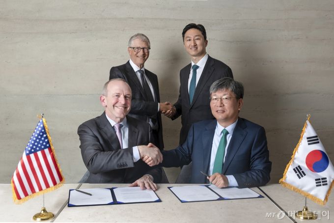 HD현대가 최근 테라파워와 '나트륨 원자로의 상업화를 위한 제조 공급망 확장 전략적 협약'을 체결했다. 사진 오른쪽부터 HD현대중공업 원광식 해양에너지사업본부장, HD현대 정기선 수석부회장, 테라파워 빌 게이츠(Bill Gates) 창업자, 크리스 르베크(Chris Levesque) 최고경영자