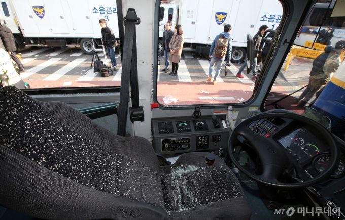 박근혜 전 대통령 탄핵 심판 선고가 이뤄진 2017년 3월10일 서울 종로구 재동 안국역 사거리에 세워진 경찰 차량 유리가 파손돼 있다. /사진=김창현 기자.