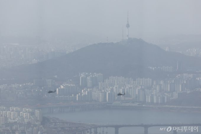 [서울=뉴시스] 황준선 기자 = 전국이 황사 영향권에 접어든 13일 오후 서울 송파구 롯데월드타워 서울스카이에서 바라본 도심이 뿌옇게 흐리다. 2025.03.13./사진=뉴시스