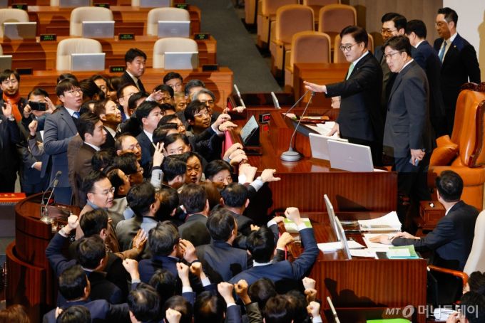 (서울=뉴스1) 안은나 기자 = 권성동 국민의힘 당 대표 권한대행 겸 원내대표와 의원들이 27일 오후 서울 여의도 국회에서 열린 제420회국회(임시회) 제2차 본회의에서 우원식 국회의장을 향해 한덕수 대통령 권한대행 국무총리 탄핵소추안 의결 관련 항의하고 있다. 2024.12.27/뉴스1  Copyright (C) 뉴스1. All rights reserved. 무단 전재 및 재배포,  AI학습 이용 금지. /사진=(서울=뉴스1) 안은나 기자