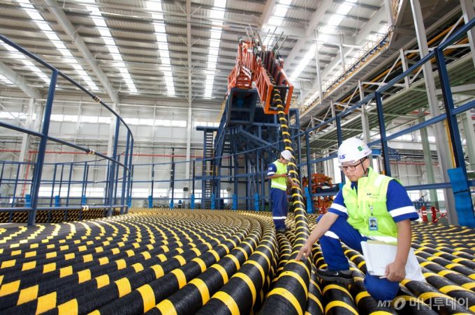 LS전선 강원도 동해시 해저 케이블 공장에서 직원들이 생산 제품을 점검하고 있다.