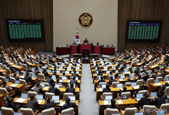 [서울=뉴시스] 고승민 기자 = 13일 서울 여의도 국회에서 열린 제423회 국회(임시회) 제1차 본회의에서 상법 일부개정법률안이 재석 279인, 찬성 184인, 반대 91인, 기권 4인으로 가결되고 있다. 2025.03.13. kkssmm99@newsis.com /사진=고승민