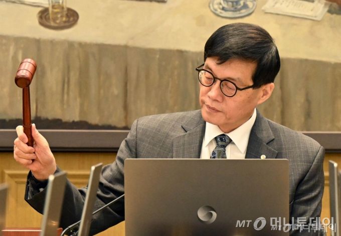 ( 이창용 한국은행 총재가 25일 서울 중구 한국은행 본관에서 열린 금융통화위원회 본회의에 개회를 선언하는 의사봉을 치고 있다. /사진=뉴스1