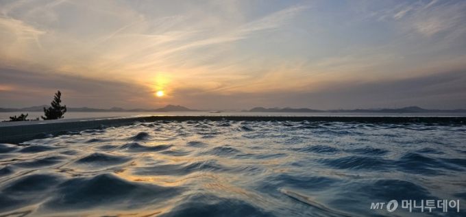 해남126의 인피니트풀에서 바라본 일몰. /사진 = 오진영 기자