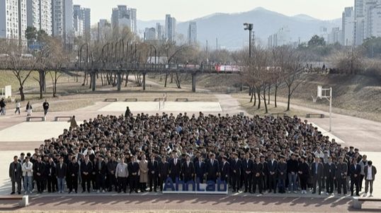 안랩 전 임직원이 지난 14일 30주년 창립기념식에서 단체사진을 찍고 있다. /사진=안랩