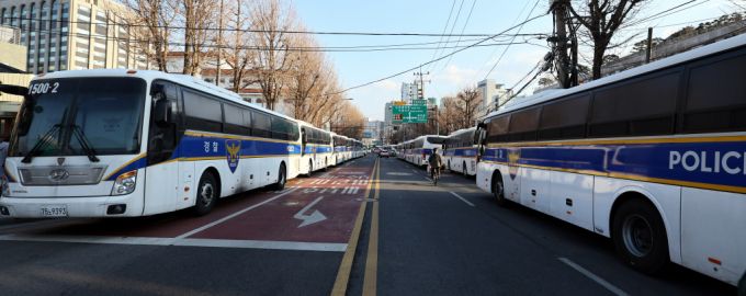 윤석열 대통령 탄핵 심판 선고를 앞둔 16일 서울 종로구 헌법재판소애 경찰이 차벽을 세우고 있다. /사진=뉴시스.