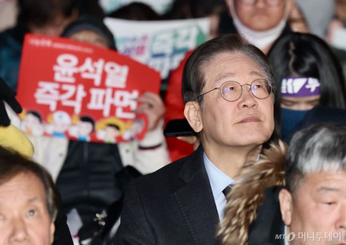 이재명 더불어민주당 대표가 지난 9일 오후 서울 종로구 경복궁역 4번출구 인근에서 열린 ‘윤석열즉각퇴진·사회대개혁 비상행동 탄핵 촉구 집회‘에 참석했다. / 사진제공=뉴시스