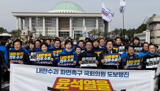 박찬대 더불어민주당 원내대표를 비롯한 민주당 의원들이 17일 오전 서울 여의도 국회에서 내란수괴 윤석열 파면 촉구 국회의원 도보행진을 하고 있다. 2025.3.17/사진=뉴스1 /사진=(서울=뉴스1) 이재명 기자