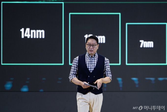 (서울=뉴스1) 이재명 기자 = 최태원 SK그룹 회장이 지난해 11월 4일 서울 강남구 코엑스에서 열린 SK AI SUMMIT 2024에서 ‘협력으로 만들어가는  AI 생태계 : AI Tomorrow, AI Together’ 주제로 기조연설을 하고 있다. 2024.11.4/뉴스1  Copyright (C) 뉴스1. All rights reserved. 무단 전재 및 재배포,  AI학습 이용 금지. /사진=(서울=뉴스1) 이재명 기자