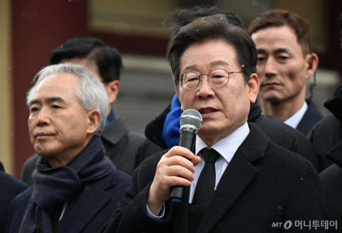 이재명 더불어민주당 대표가 18일 오후 광주 북구 운정동 국립5·18민주묘지를 방문해 추모한 뒤 민주의문 앞에서 기자들과 만나 질의응답을 하고 있다. / 사진제공=뉴시스