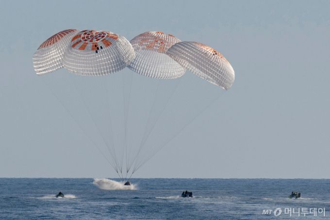 [플로리다=AP/뉴시스] 미항공우주국(NASA)이 제공한 사진에 18일(현지 시간) 국제우주정거장(ISS)을 떠난 우주비행사들을 태운 드래건 캡슐이 미 플로리다주 연안 멕시코만에 착수하고 있다. 2025.03.19.