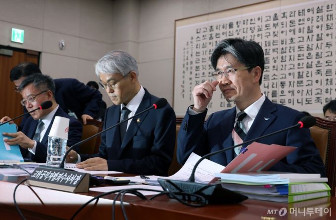 [서울=뉴시스] 고승민 기자 = 오동운 고위공직자범죄수사처장이 12일 서울 여의도 국회에서 열린 제423회 국회(임시회) 법제사법위원회의 현안질의에 출석하고 있다. 2025.03.12. kkssmm99@newsis.com /사진=고승민