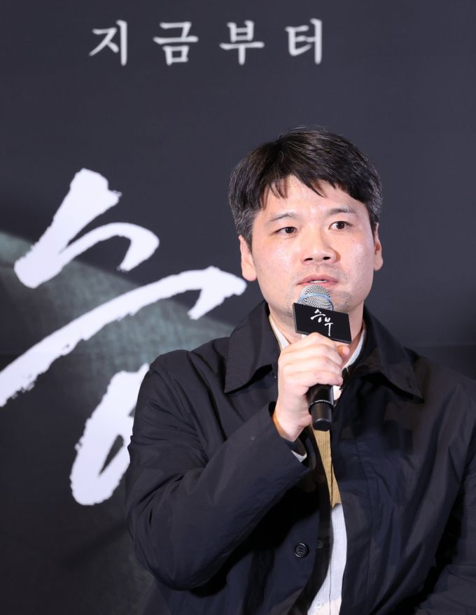 김형주 감독이 19일 서울 용산구 CGV용산아이파크몰에서 열린 영화 '승부‘ 언론시사회에 참석해 취재진 질문에 답하고 있다. /사진=뉴스1