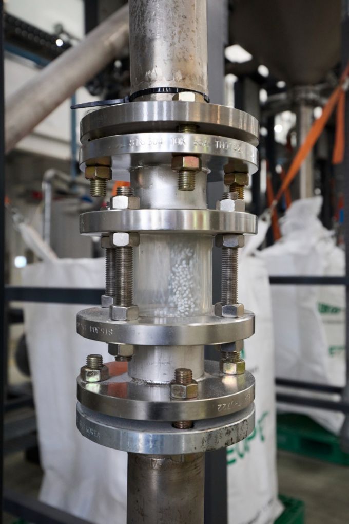 18일 낮 방문한 경기 시흥시의 삼양에코테크 공장. 패트병으로 만든 재활용 칩의 모습./사진=삼양그룹 제공