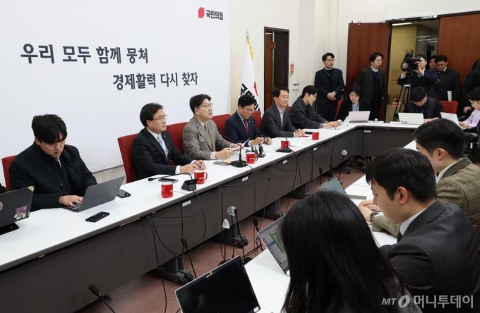 [서울=뉴시스] 권성동 국민의힘 원내대표가 19일 오후 서울 여의도 국회에서 열린 현안관련 기자간담회에서 발언을 하고 있다. 2025.03.19.