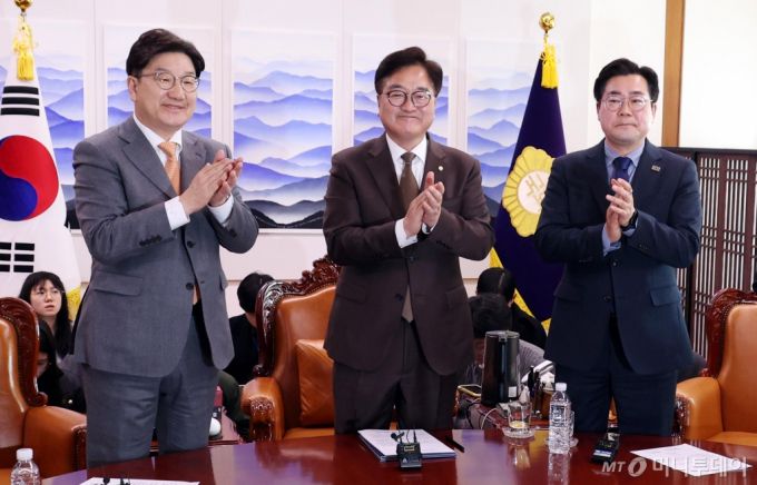 우원식(가운데) 국회의장과 권성동 국민의힘 원내대표, 박찬대(오른쪽) 더불어민주당 원내대표가 20일 오전 서울 여의도 국회에서 연금개혁 관련 여야 합의문 발표를 마치고 박수를 치고 있다. 2025.03.20.  /사진=뉴시스