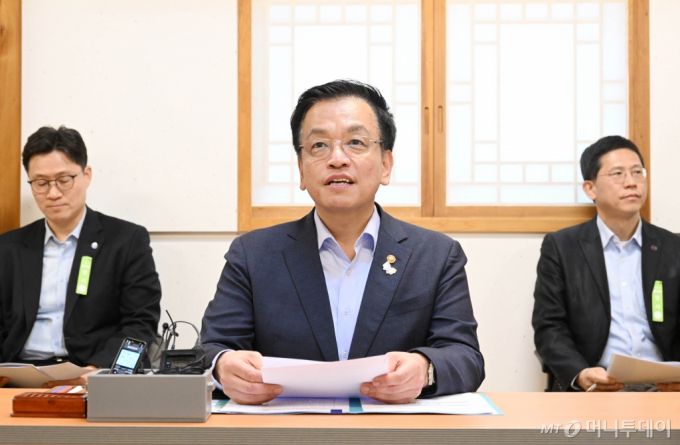 (서울=뉴스1) = 최상목 대통령 권한대행 부총리 겸 기획재정부 장관이 20일 아시아 태평양 경제협력체(APEC) 정상회의 준비상황 점검 후 경주시 교촌 한옥 소재 최부자 아카데미에서 민생경제 점검회의를 주재하고 있다. (기획재정부 제공. 재판매 및 DB 금지) 2025.3.20/뉴스1  Copyright (C) 뉴스1. All rights reserved. 무단 전재 및 재배포,  AI학습 이용 금지. /사진=(서울=뉴스1)