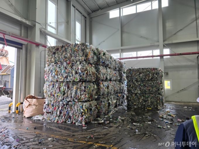 18일 낮 방문한 경기 시흥시의 삼양에코테크 공장. 페트를 재활용하기 위한 원료가 되는 페트 베일이 쌓여있는 모습./사진=김도균 기자