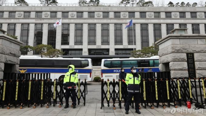 (서울=뉴스1) 허경 기자 = 한덕수 국무총리 탄핵심판 결과가 이르면 이번주에 나올 것으로 관측되는 5일 서울 종로구 헌법재판소 앞에서 경찰이 경계 근무를 하고 있다. 2025.3.5/뉴스1  Copyright (C) 뉴스1. All rights reserved. 무단 전재 및 재배포,  AI학습 이용 금지. /사진=(서울=뉴스1) 허경 기자