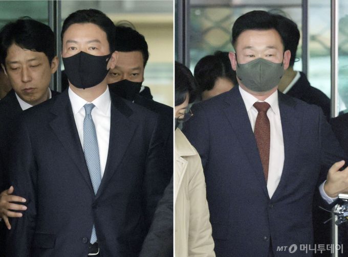 [서울=뉴시스] 최동준 기자 = 윤석열 대통령 체포 방해 혐의를 받는 대통령경호처 김성훈(왼쪽) 차장과 이광우 경호본부장이 21일 서울 마포구 서울서부지방법원에서 열린 영장실질심사를 마치고 대기 장소로 이동하고 있다. 2025.03.21. photocdj@newsis.com /사진=최동준