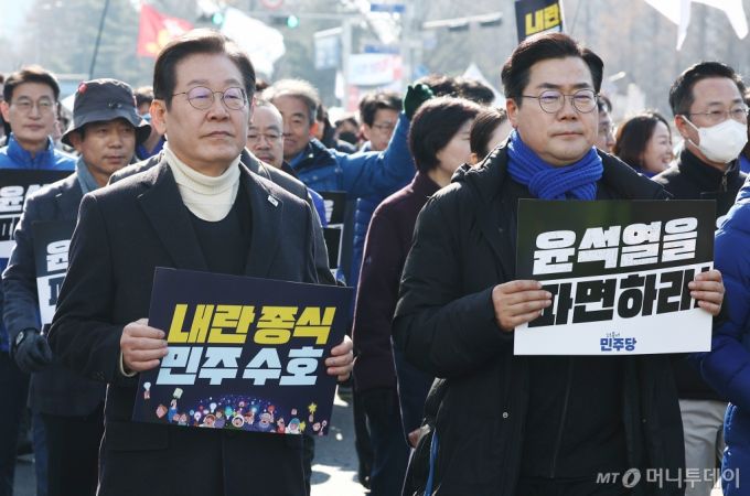 (서울=뉴스1) 김민지 기자 = 이재명 더불어민주당 대표가 19일 오후 서울 여의도 국회에서 방탄복을 입고 윤석열 대통령 파면을 촉구하며 광화문으로 행진하고 있다. 오른쪽은 박찬대 원내대표. 2025.3.19/뉴스1  Copyright (C) 뉴스1. All rights reserved. 무단 전재 및 재배포,  AI학습 이용 금지. /사진=(서울=뉴스1) 김민지 기자