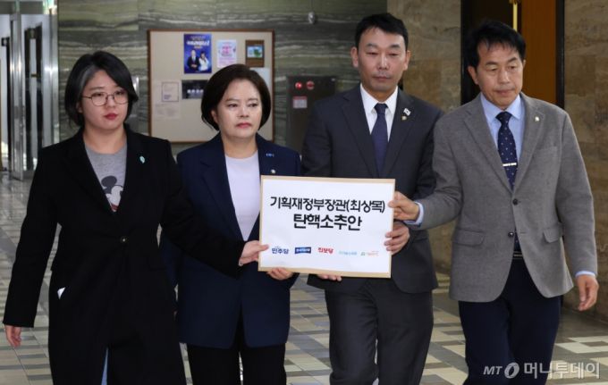 [서울=뉴시스] 조성봉 기자= 용혜인(왼쪽부터) 기본소득당 대표, 정춘생 조국혁신당 원내수석부대표, 김용민 더불어민주당 원내정책수석부대표,  윤종오 진보당 원내대표가 21일 오후 서울 여의도 국회 의안과에 최상목 대통령 권한대행 경제부총리 겸 기획재정부 장관 탄핵소추안을 제출하고 있다.(공동취재) 2025.03.21. photo@newsis.com /사진=조성봉