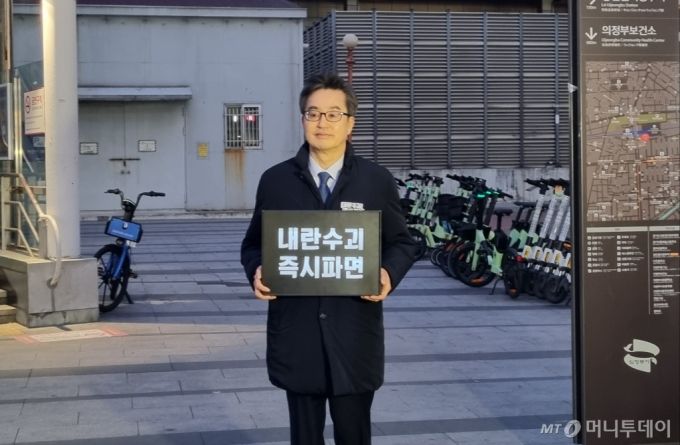 [의정부=뉴시스] 김도희 기자 = 김동연 경기도지사가 17일 오후 경기 의정부역에서 윤석열 대통령 탄핵을 촉구하는 1인 시위를 벌이고 있다. 2025.03.17. kdh@newsis.com /사진=김도희