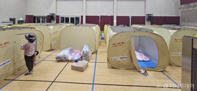 (의성=뉴스1) 신성훈 기자 = 22일 경북 의성군 안평면에서 발생한 산불로 주민 대피령이 내려진 가운데 안평초등학교 강당에 임시 대피시설이 설치돼 있다.  이곳에는 주민 30여명이 대피해 있다. 2025.3.22/뉴스1  Copyright (C) 뉴스1. All rights reserved. 무단 전재 및 재배포,  AI학습 이용 금지. /사진=(의성=뉴스1) 신성훈 기자