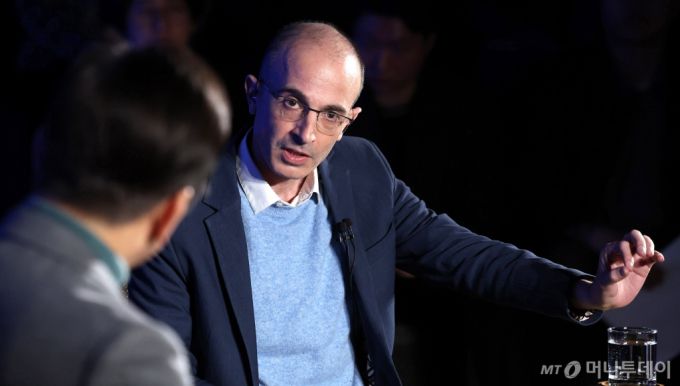 [서울=뉴시스] 추상철 기자 = 인문학 베스트셀러 '사피엔스'의 작가 유발 하라리가 22일 오후 서울 여의도 국회 사랑재에서 이재명 더불어민주당 대표와 AI를 주제로 대담을 하고 있다. 2025.03.22. scchoo@newsis.com /사진=추상철