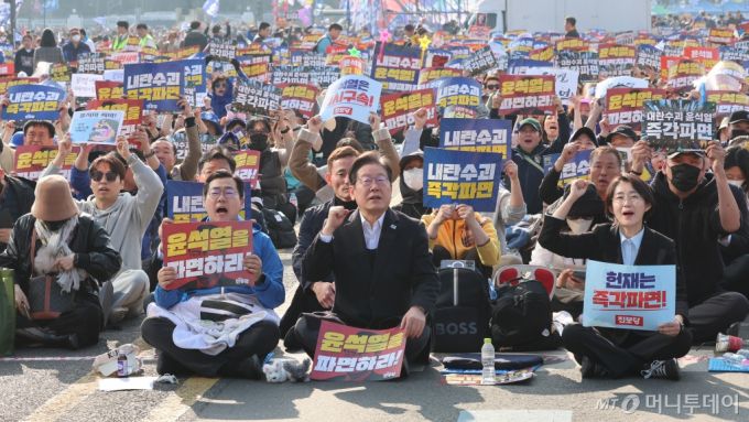 [서울=뉴시스] 이영환 기자 = 이재명 더불어민주당 대표와 박찬대 원내대표, 김재연 진보당 상임대표가 22일 오후 서울 종로구 광화문 동십자각에서 열린 야5당 공동 비상시국 대응을 위한 범국민대회에 참석해 구호를 외치고 있다. 2025.03.22. 20hwan@newsis.com /사진=이영환