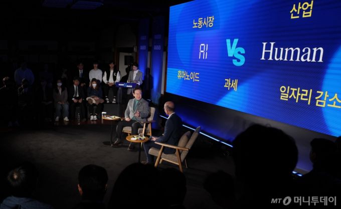 [서울=뉴시스] 추상철 기자 = 이재명 더불어민주당 대표가 22일 오후 서울 여의도 국회 사랑재에서 인문학 베스트셀러 '사피엔스'의 작가 유발 하라리와 AI를 주제로 대담을 하고 있다. 2025.03.22. scchoo@newsis.com /사진=추상철