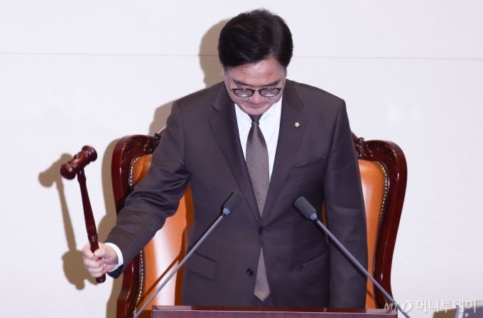 (서울=뉴스1) 김민지 기자 = 우원식 국회의장이 20일 오후 서울 여의도 국회에서 열린 제423회국회(임시회) 제2차 본회의에서 안건을 상정하며 의사봉을 두드리고 있다. 2025.3.20/뉴스1  Copyright (C) 뉴스1. All rights reserved. 무단 전재 및 재배포,  AI학습 이용 금지. /사진=(서울=뉴스1) 김민지 기자