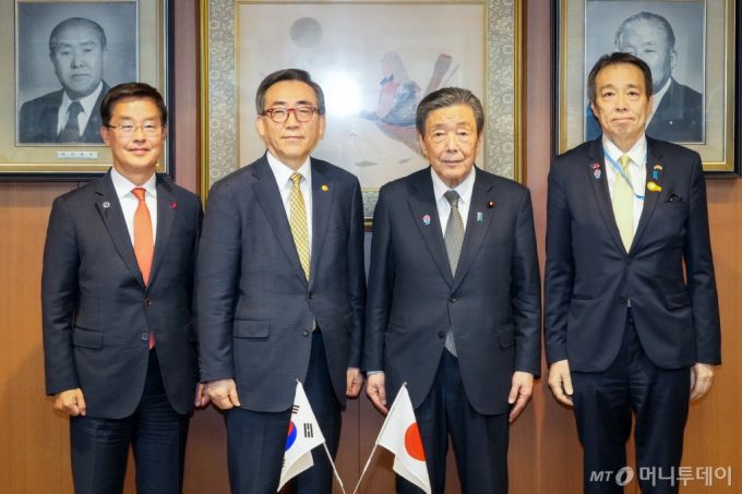 [서울=뉴시스] 이영환 기자 = 조태열 외교부 장관이 21일(현지 시간) 일본 도쿄에서 모리야마 히로시 자민당 간사장과 면담에 앞서 기념촬영을 하고 있다. (사진=외교부 제공) 2025.03.22. photo@newsis.com *재판매 및 DB 금지 /사진=