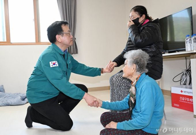 (서울=뉴스1) = 최상목 대통령 권한대행 부총리 겸 기획재정부 장관이 22일 경남 산청 산불진화 현장을 방문, 한국선비문화연구원에 마련된 주민대피소에서 일시대피중인 어르신에게 위로와 격려를 하고 있다. (기획재정부 제공, 재판매 및 DB 금지)2025.3.22/뉴스1  Copyright (C) 뉴스1. All rights reserved. 무단 전재 및 재배포,  AI학습 이용 금지. /사진=(서울=뉴스1)