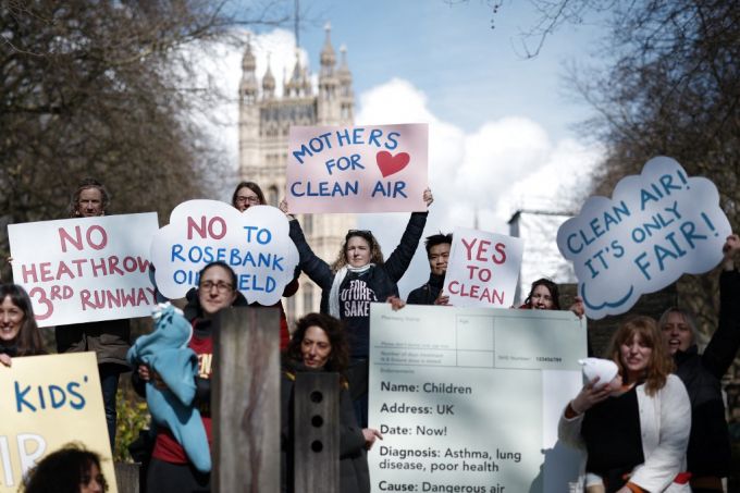 지난 14일(현지시간) 영국 런던 웨스트 민스터 궁전 밖에서 어머니 단체가 시위를 열고 깨끗한 공기에 대한 긴급 행동을 촉구했다./AFPBBNews=뉴스1