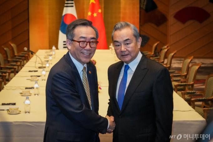 조태열 외교부 장관이 21일 일본 도쿄의 한 호텔에서 왕이 중국 공산당 중앙정치국 위원 겸 외교부장과 회담을 하기 전 인사하고 있다. / 사진=외교부