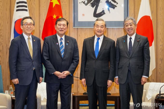 조태열 외교부장관이 21일 일본 도쿄 총리실에서 이와야 다케시(岩屋 毅) 일본 외무대신, 왕이(王毅) 중국 외교부장과 함께 이시바 시게루(石破 茂) 일본 총리를 예방해 기념촬영을 하고 있다. / 사진=외교부