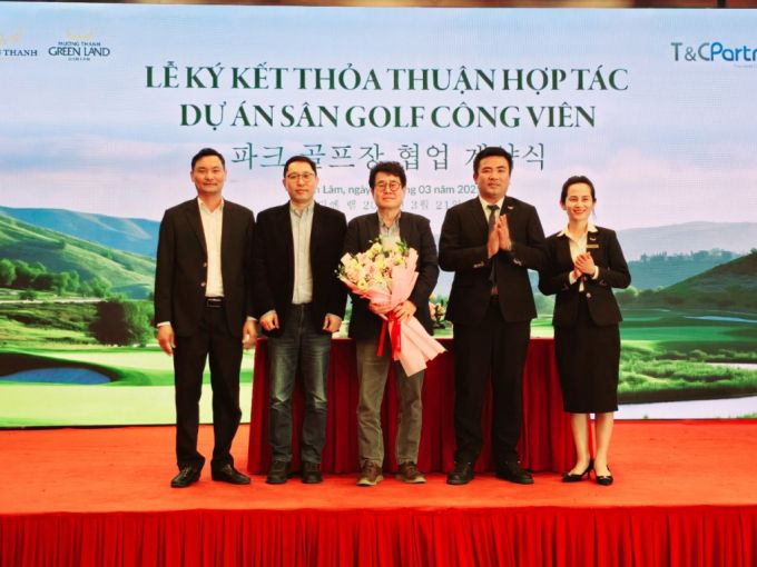 홍기표 (주)티앤씨파트너스 대표(왼쪽 세번째)가 하이 므엉탄 질람 골프 대표(오른쪽 두번째)와 파크골프 건설 계약을 맺고 있다.