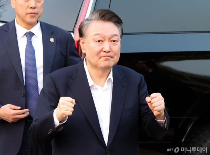 석방된 윤석열 대통령이 지난 8일 오후 서울 용산구 한남동 관저 입구에서 지지자들에게 인사하고 있다./사진=뉴시스