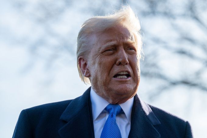 도널드 트럼프 미국 대통령이 21일(현지시간) 뉴저지주 베드민스터에서 주말을 보내기 위해 워싱턴 백악관을 나서면서 취재진을 만나 “4월 2일 발표할 예정인 상호관세에 유연성이 있을 것이지만 기본적으로는 상호주의다"고 밝히고 있다. /AFPBBNews=뉴스1