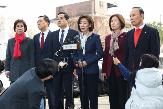 나경원 의원을 비롯한 국민의힘 의원들이24일 서울 종로구 헌법재판소에서 열린 한덕수 국무총리 탄핵심판 선고 방청을 위해 심판정으로 들어서며 입장을 밝히고 있다. 2025.03.24. /사진=뉴시스 /사진=