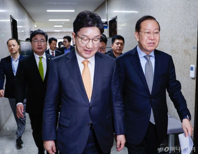 권영세 국민의힘 비상대책위원장(오른쪽)과 권성동 원내대표가 24일 서울 여의도 국회에서 헌법재판소의 한덕수 국무총리 탄핵소추 기각 판결 관련 기자회견을 마친 후 이동하며 대화하고 있다. 2025.3.24/사진=뉴스1 /사진=(서울=뉴스1) 안은나 기자